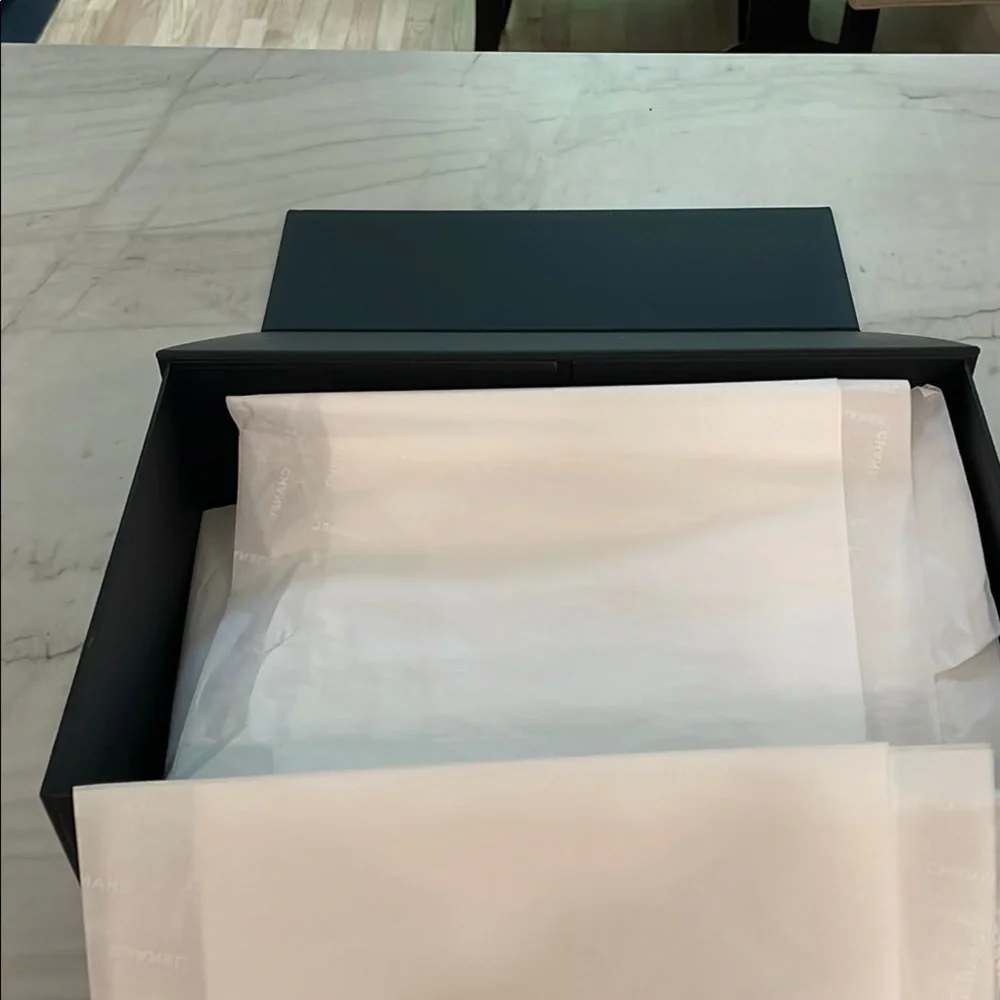 CHANEL Black and White gift box - Picture 2 of 7